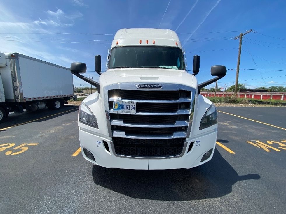 Sleeper Tractor-Heavy Duty Tractors-Freightliner-2022-T12664ST-La Porte-IN-555,327\n\t\tmiles-$ 65,250 - Image 2