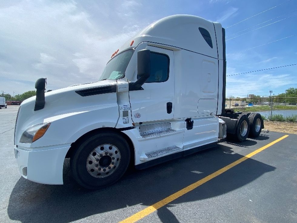 Sleeper Tractor-Heavy Duty Tractors-Freightliner-2022-T12664ST-La Porte-IN-555,327\n\t\tmiles-$ 65,250 - Image 3