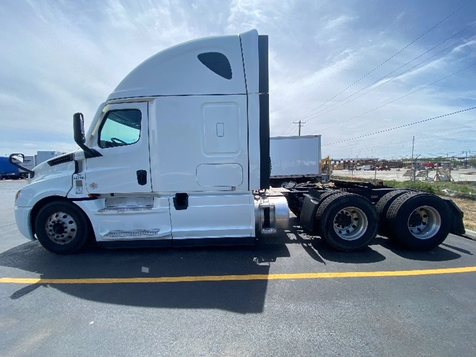 Sleeper Tractor-Heavy Duty Tractors-Freightliner-2022-T12664ST-La Porte-IN-555,327\n\t\tmiles-$ 65,250 - Image 4