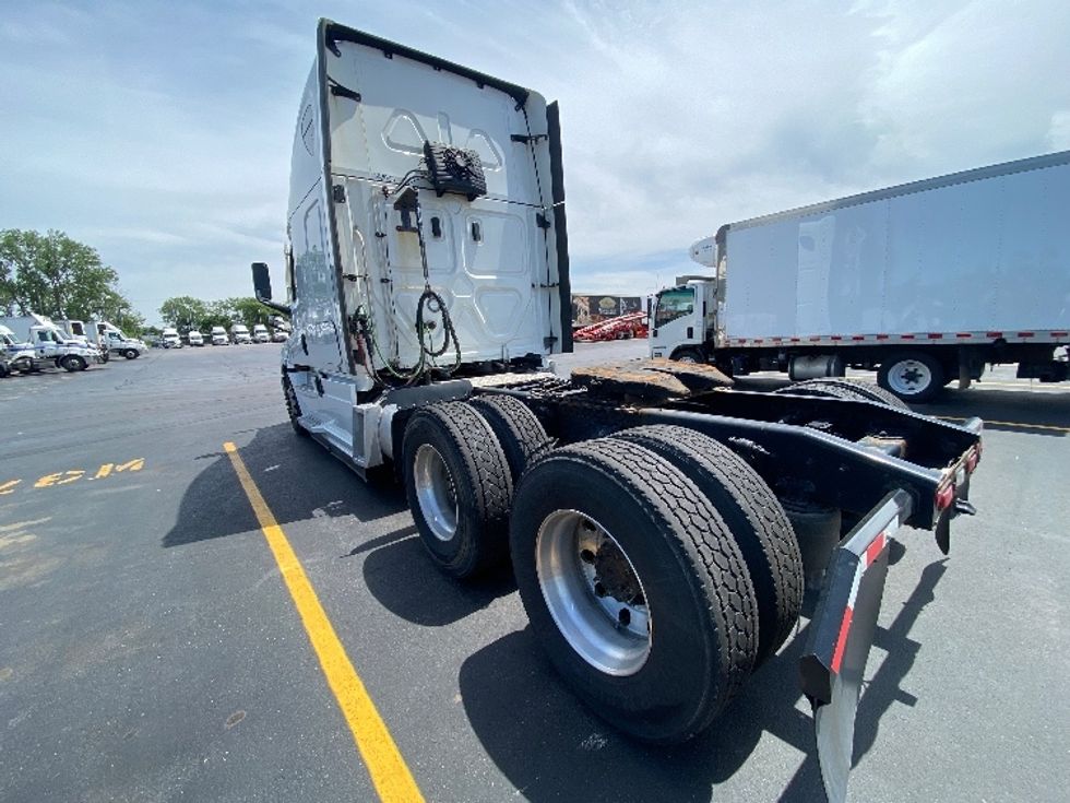 Sleeper Tractor-Heavy Duty Tractors-Freightliner-2022-T12664ST-La Porte-IN-555,327\n\t\tmiles-$ 65,250 - Image 5