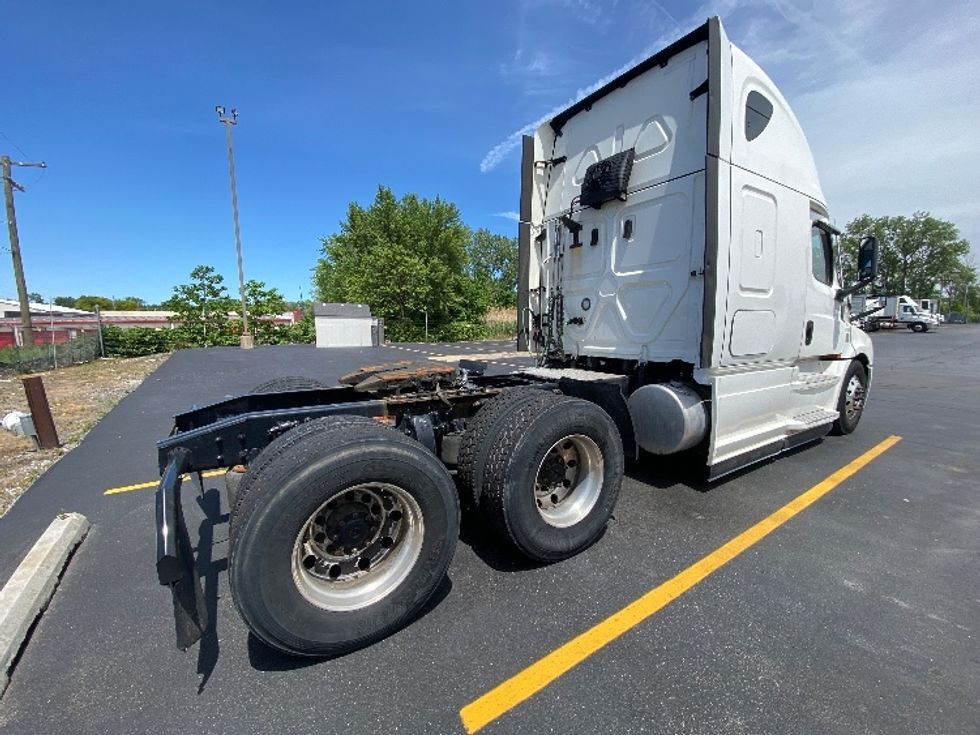 Sleeper Tractor-Heavy Duty Tractors-Freightliner-2022-T12664ST-La Porte-IN-555,327\n\t\tmiles-$ 65,250 - Image 7