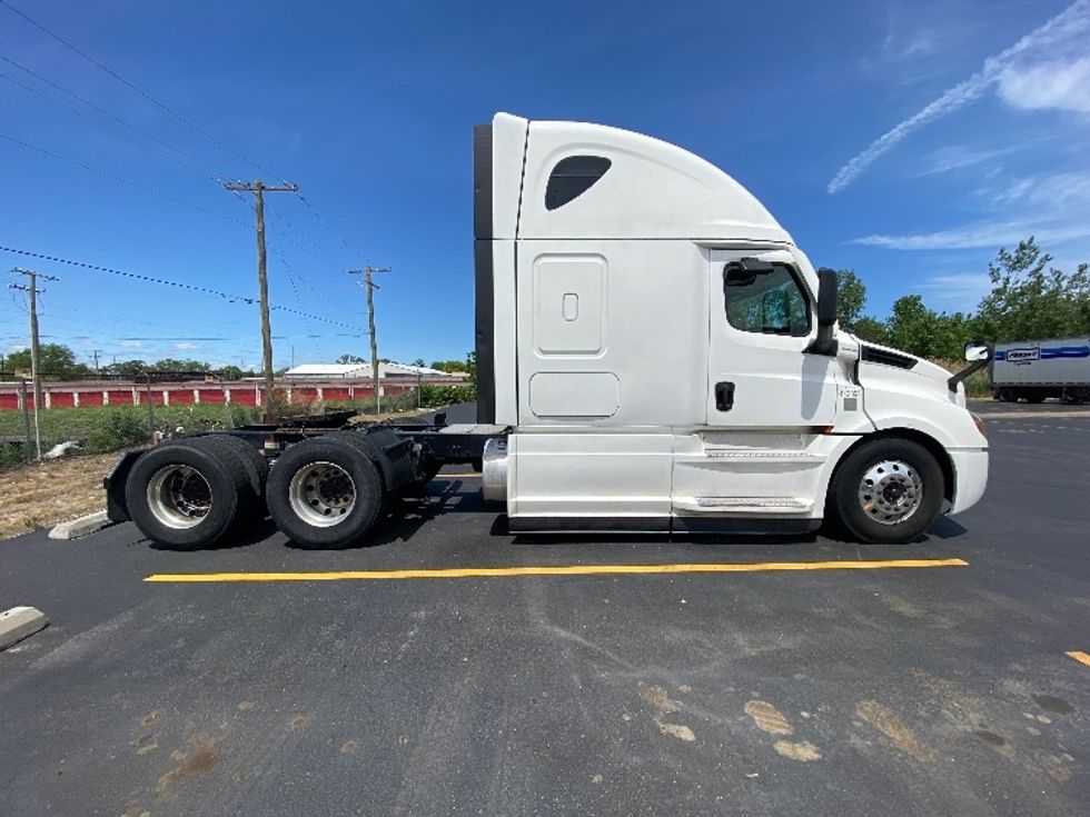 Sleeper Tractor-Heavy Duty Tractors-Freightliner-2022-T12664ST-La Porte-IN-555,327\n\t\tmiles-$ 65,250 - Image 8