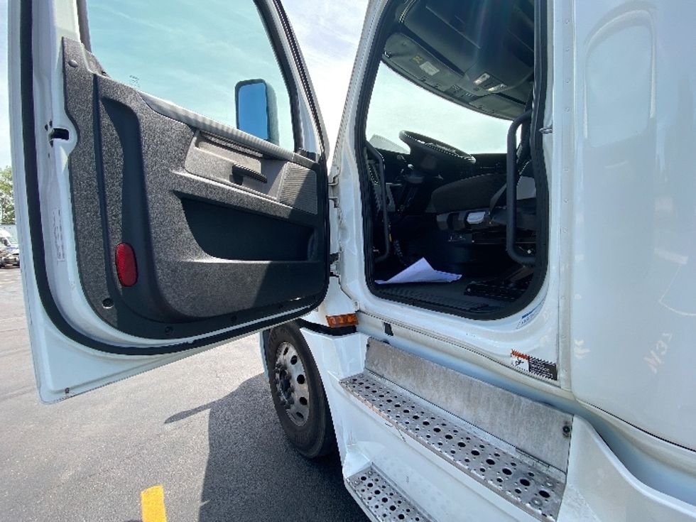 Sleeper Tractor-Heavy Duty Tractors-Freightliner-2022-T12664ST-La Porte-IN-555,327\n\t\tmiles-$ 65,250 - Image 9