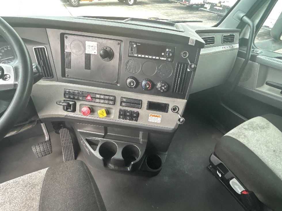 Sleeper Tractor-Heavy Duty Tractors-Freightliner-2022-T12664ST-La Porte-IN-614,836\n\t\tmiles-$ 63,750 - Image 12