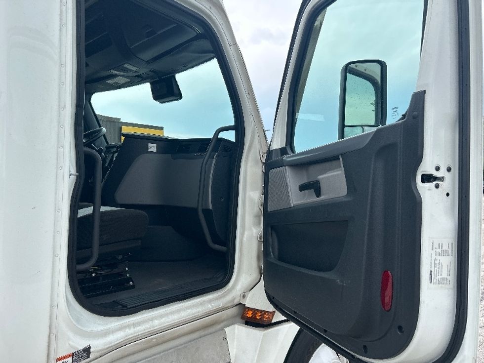 Sleeper Tractor-Heavy Duty Tractors-Freightliner-2022-T12664ST-La Porte-IN-614,836\n\t\tmiles-$ 63,750 - Image 13