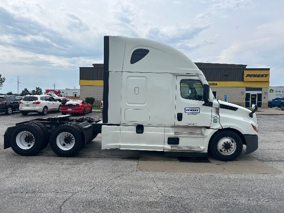 Sleeper Tractor-Heavy Duty Tractors-Freightliner-2022-T12664ST-La Porte-IN-614,836\n\t\tmiles-$ 63,750 - Image 8