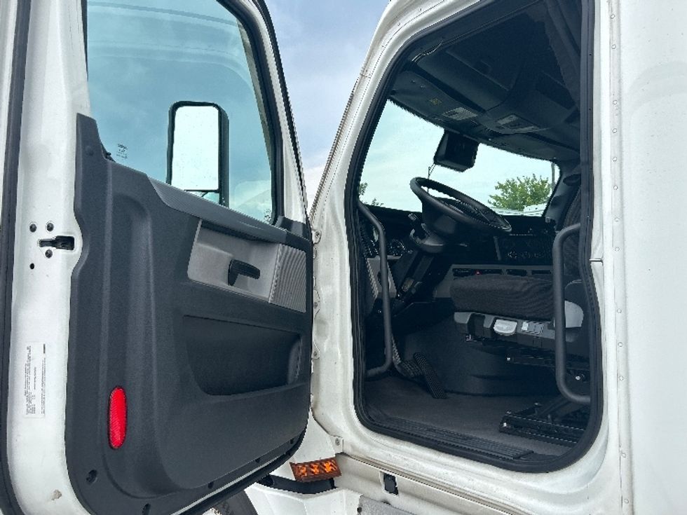 Sleeper Tractor-Heavy Duty Tractors-Freightliner-2022-T12664ST-La Porte-IN-614,836\n\t\tmiles-$ 63,750 - Image 9