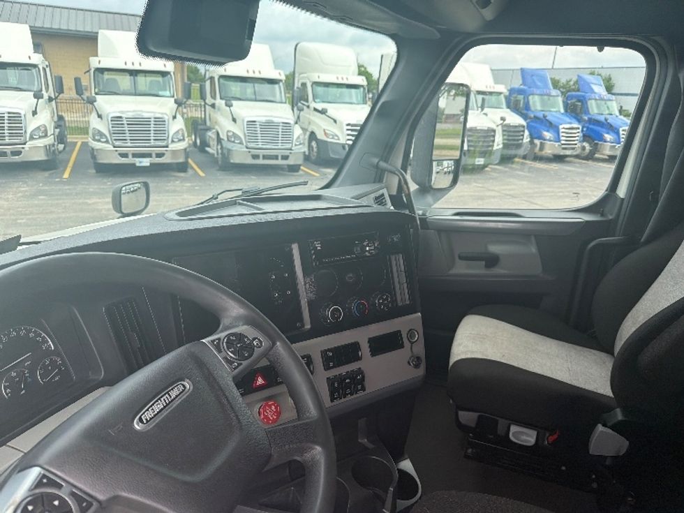 Sleeper Tractor-Heavy Duty Tractors-Freightliner-2022-T12664ST-La Porte-IN-621,882\n\t\tmiles-$ 60,000 - Image 10