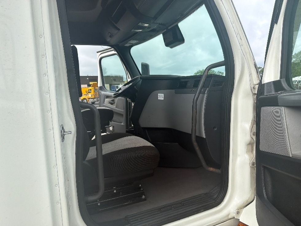 Sleeper Tractor-Heavy Duty Tractors-Freightliner-2022-T12664ST-La Porte-IN-621,882\n\t\tmiles-$ 60,000 - Image 13
