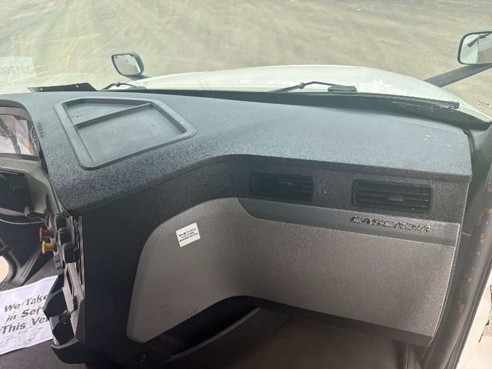 Sleeper Tractor-Heavy Duty Tractors-Freightliner-2022-T12664ST-La Porte-IN-621,882\n\t\tmiles-$ 60,000 - Image 14