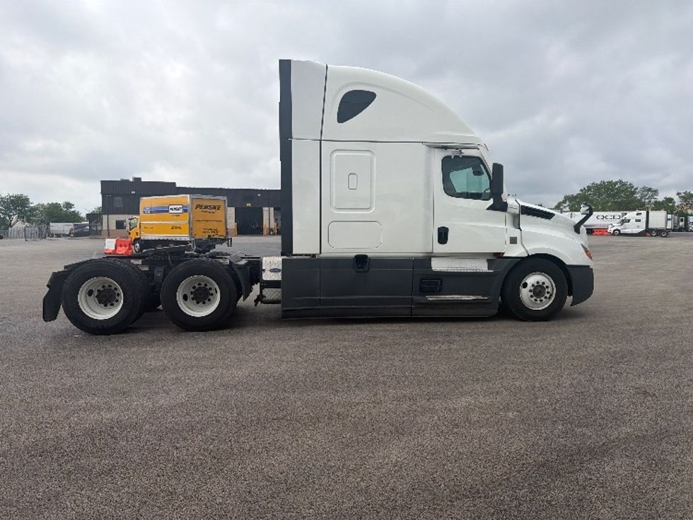 Sleeper Tractor-Heavy Duty Tractors-Freightliner-2022-T12664ST-La Porte-IN-621,882\n\t\tmiles-$ 60,000 - Image 8