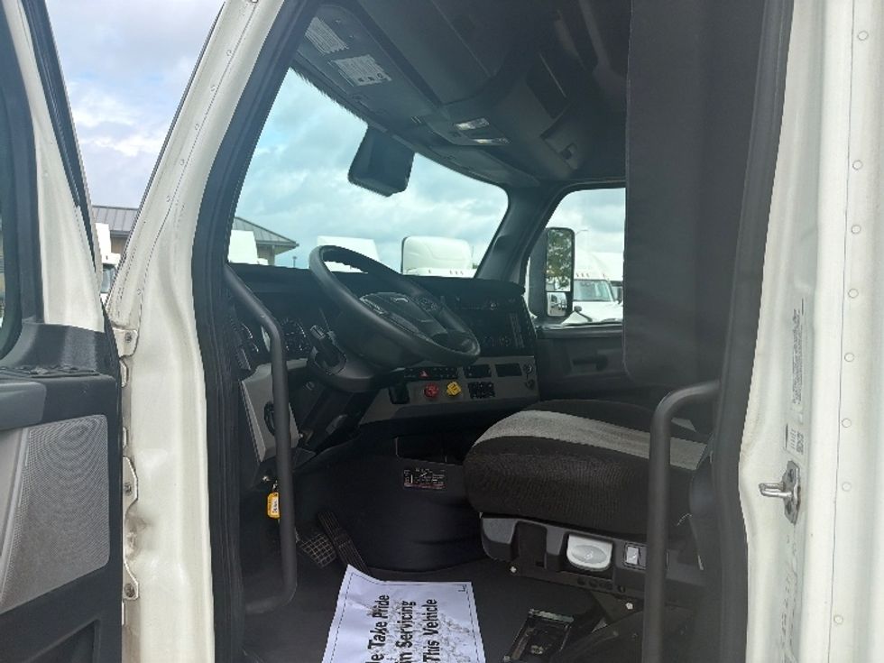 Sleeper Tractor-Heavy Duty Tractors-Freightliner-2022-T12664ST-La Porte-IN-621,882\n\t\tmiles-$ 60,000 - Image 9
