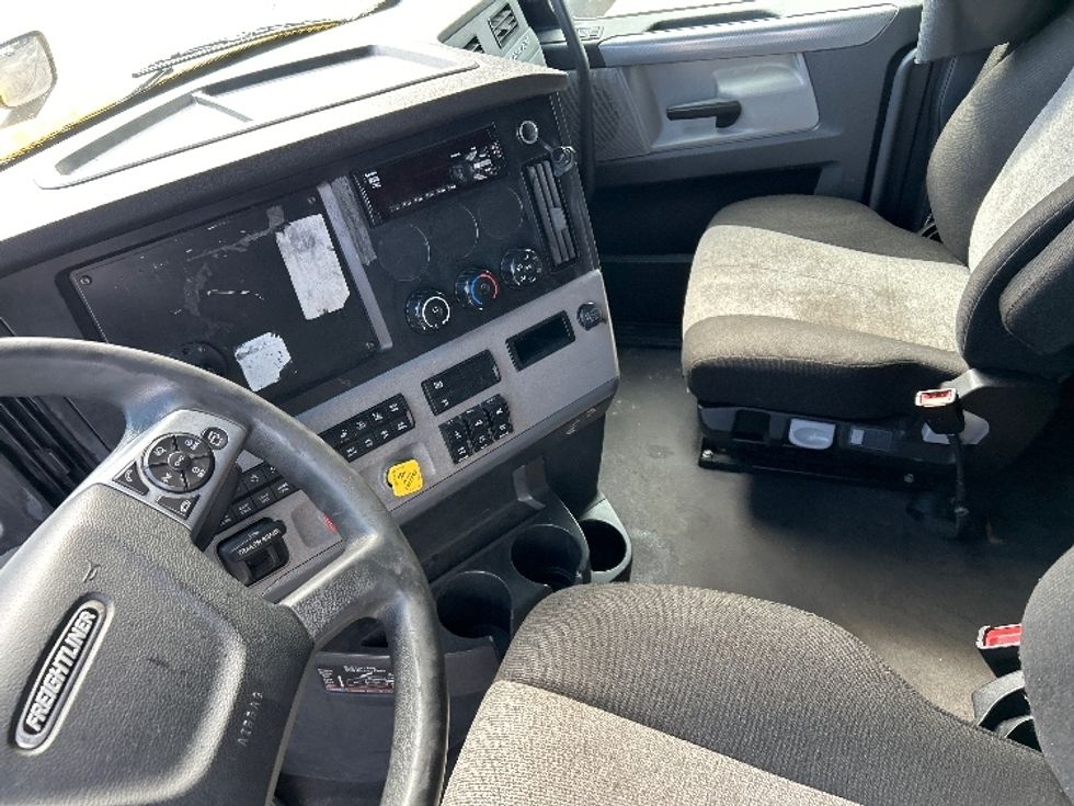 Sleeper Tractor-Heavy Duty Tractors-Freightliner-2022-T12664ST-La Vergne-TN-554,821\n\t\tmiles-$ 61,500 - Image 10