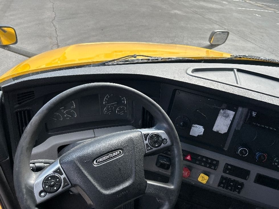 Sleeper Tractor-Heavy Duty Tractors-Freightliner-2022-T12664ST-La Vergne-TN-554,821\n\t\tmiles-$ 61,500 - Image 11