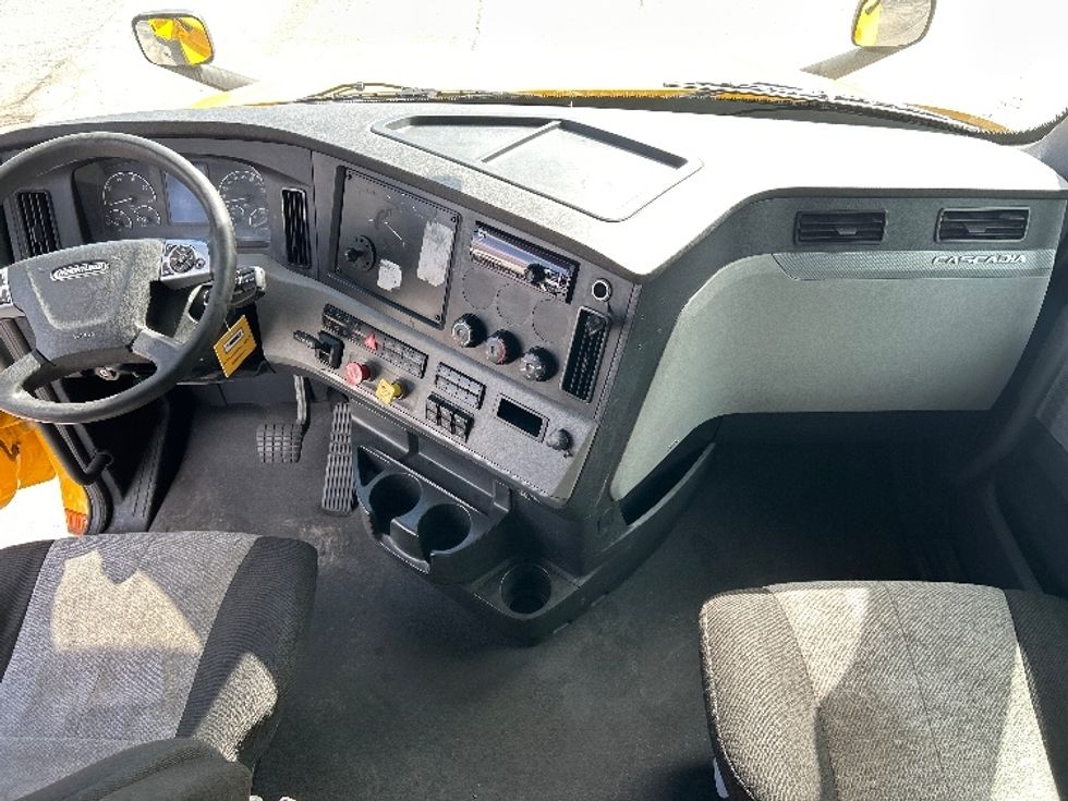 Sleeper Tractor-Heavy Duty Tractors-Freightliner-2022-T12664ST-La Vergne-TN-554,821\n\t\tmiles-$ 61,500 - Image 12