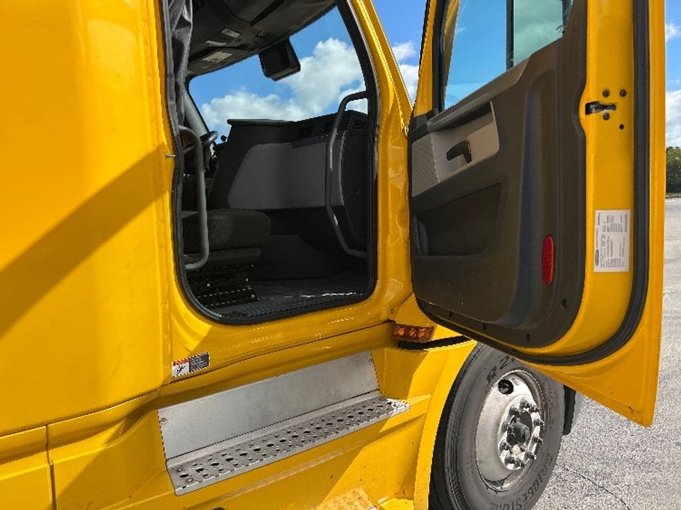 Sleeper Tractor-Heavy Duty Tractors-Freightliner-2022-T12664ST-La Vergne-TN-554,821\n\t\tmiles-$ 61,500 - Image 13