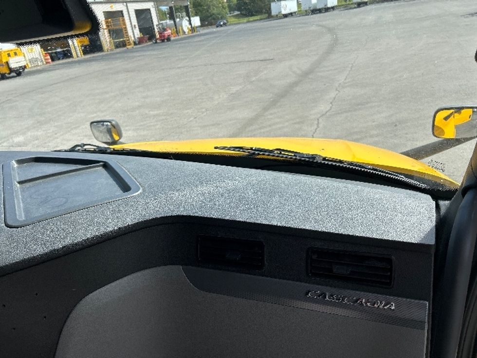 Sleeper Tractor-Heavy Duty Tractors-Freightliner-2022-T12664ST-La Vergne-TN-554,821\n\t\tmiles-$ 61,500 - Image 14