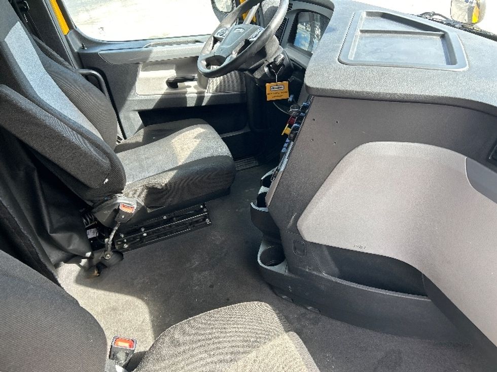 Sleeper Tractor-Heavy Duty Tractors-Freightliner-2022-T12664ST-La Vergne-TN-554,821\n\t\tmiles-$ 61,500 - Image 15