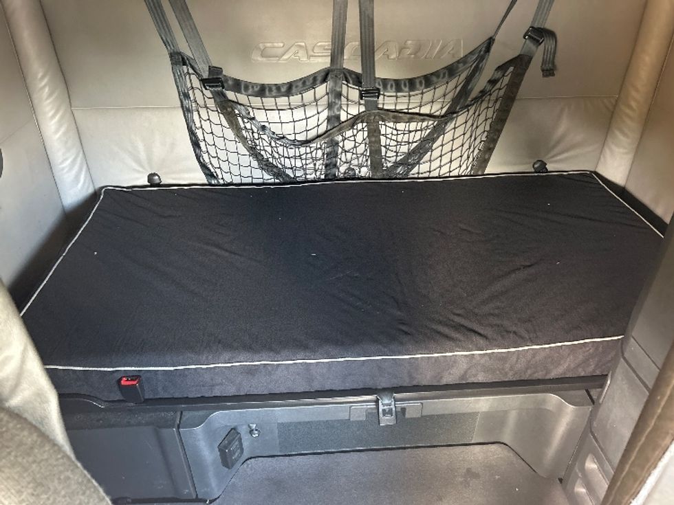 Sleeper Tractor-Heavy Duty Tractors-Freightliner-2022-T12664ST-La Vergne-TN-554,821\n\t\tmiles-$ 61,500 - Image 16