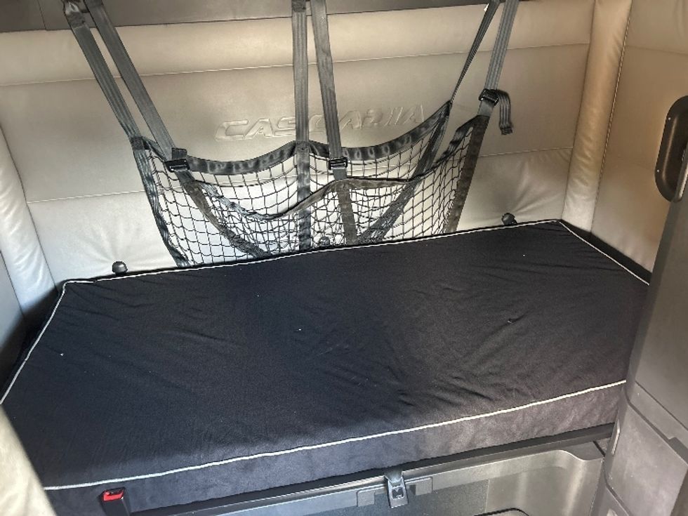 Sleeper Tractor-Heavy Duty Tractors-Freightliner-2022-T12664ST-La Vergne-TN-554,821\n\t\tmiles-$ 61,500 - Image 17