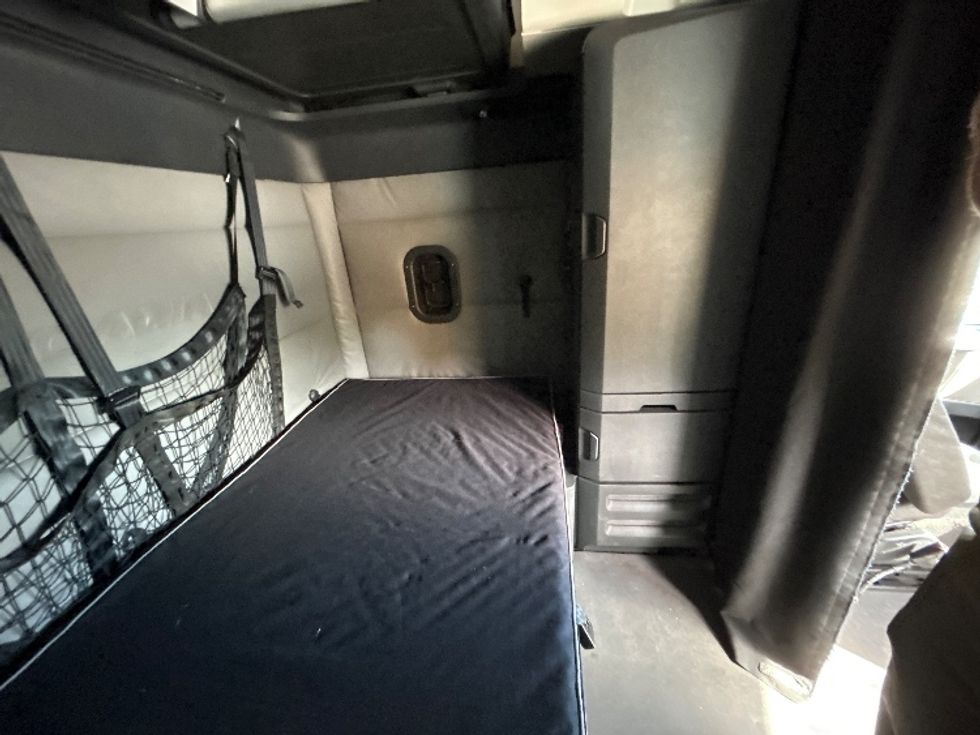 Sleeper Tractor-Heavy Duty Tractors-Freightliner-2022-T12664ST-La Vergne-TN-554,821\n\t\tmiles-$ 61,500 - Image 18