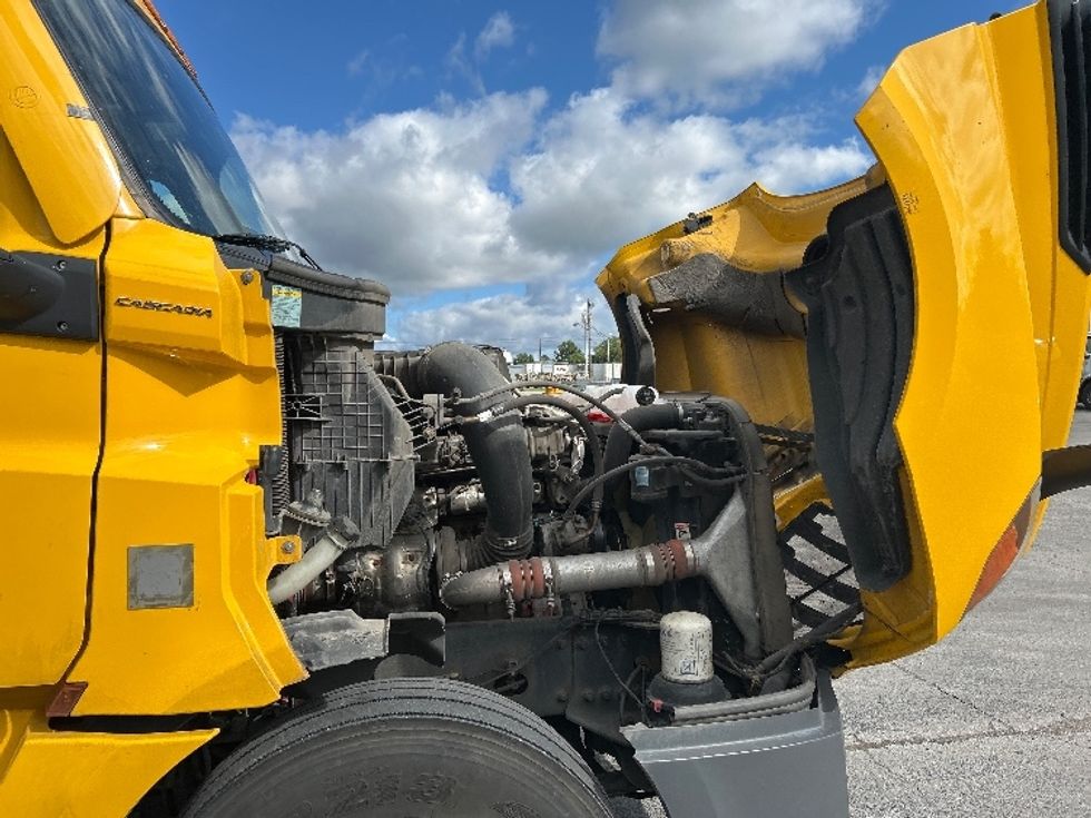 Sleeper Tractor-Heavy Duty Tractors-Freightliner-2022-T12664ST-La Vergne-TN-554,821\n\t\tmiles-$ 61,500 - Image 20