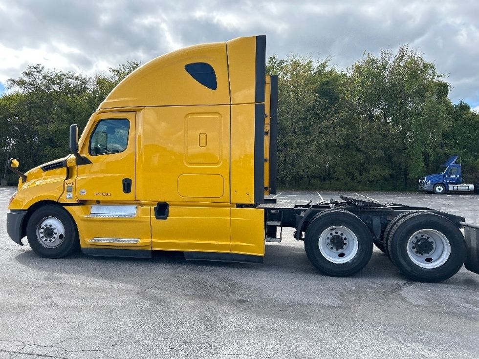 Sleeper Tractor-Heavy Duty Tractors-Freightliner-2022-T12664ST-La Vergne-TN-554,821\n\t\tmiles-$ 61,500 - Image 4