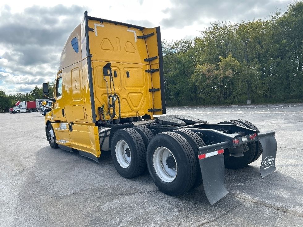Sleeper Tractor-Heavy Duty Tractors-Freightliner-2022-T12664ST-La Vergne-TN-554,821\n\t\tmiles-$ 61,500 - Image 5
