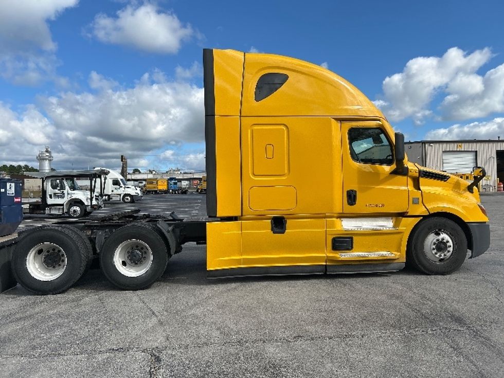 Sleeper Tractor-Heavy Duty Tractors-Freightliner-2022-T12664ST-La Vergne-TN-554,821\n\t\tmiles-$ 61,500 - Image 8