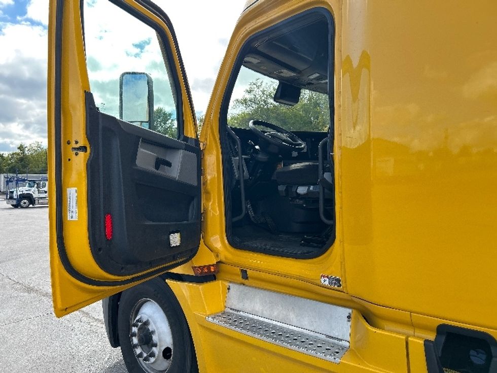 Sleeper Tractor-Heavy Duty Tractors-Freightliner-2022-T12664ST-La Vergne-TN-554,821\n\t\tmiles-$ 61,500 - Image 9