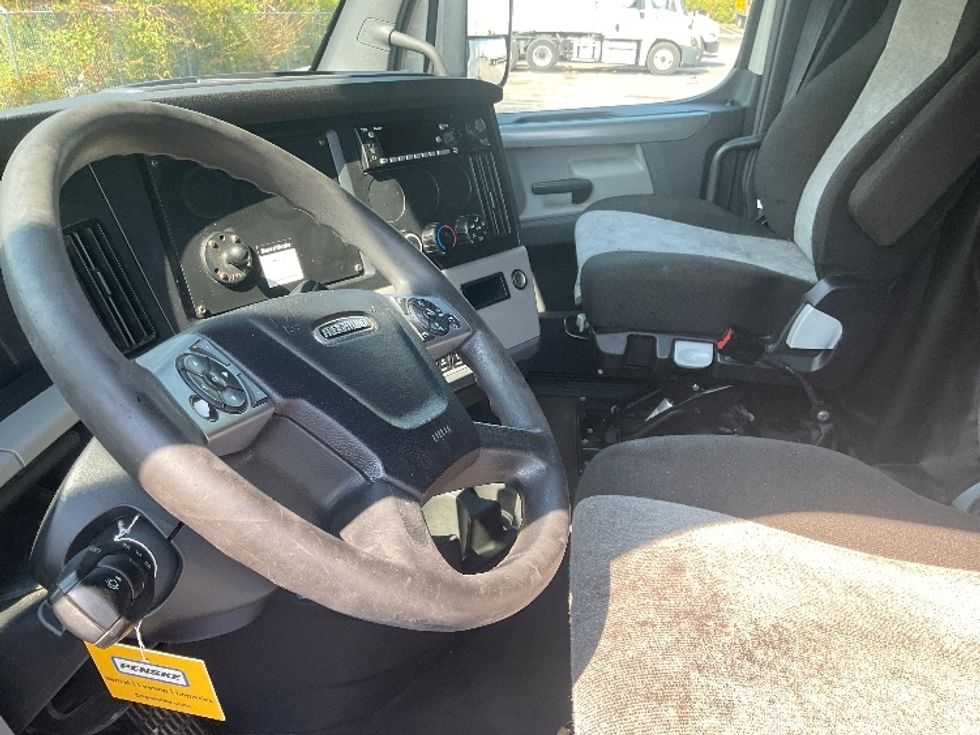 Sleeper Tractor-Heavy Duty Tractors-Freightliner-2022-T12664ST-La Vergne-TN-569,243\n\t\tmiles-$ 65,250 - Image 10