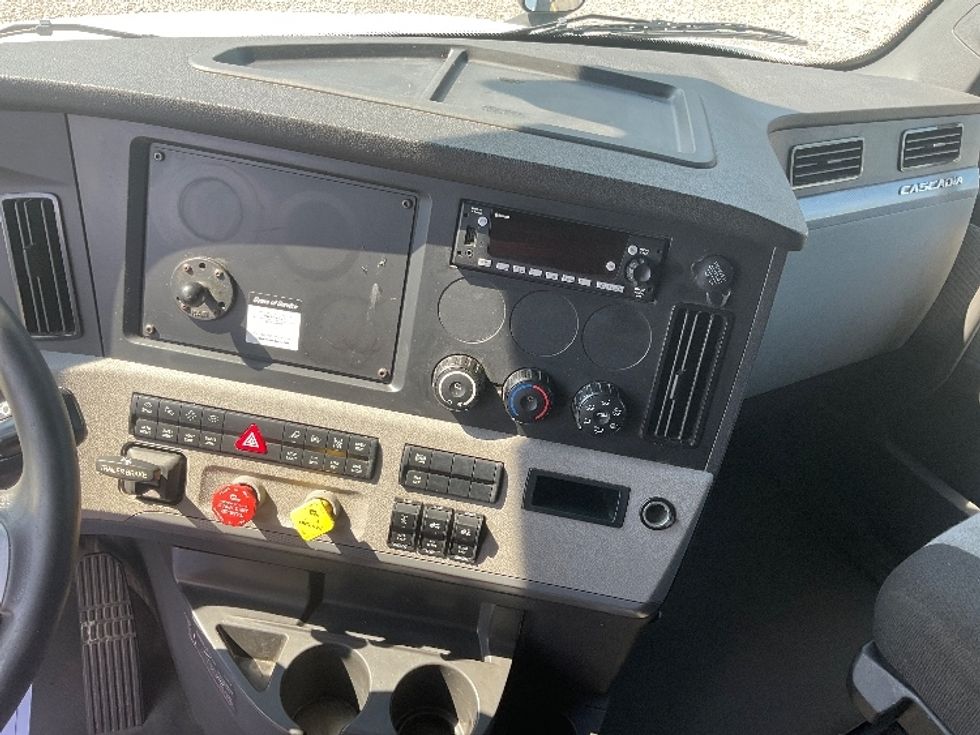 Sleeper Tractor-Heavy Duty Tractors-Freightliner-2022-T12664ST-La Vergne-TN-569,243\n\t\tmiles-$ 65,250 - Image 12