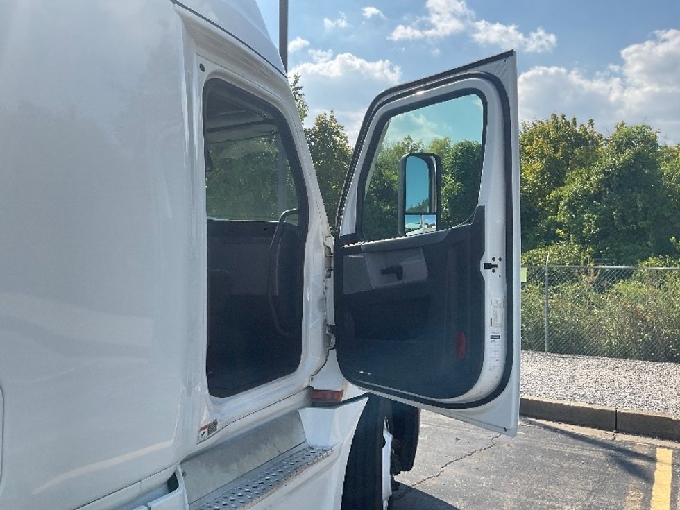 Sleeper Tractor-Heavy Duty Tractors-Freightliner-2022-T12664ST-La Vergne-TN-569,243\n\t\tmiles-$ 65,250 - Image 13