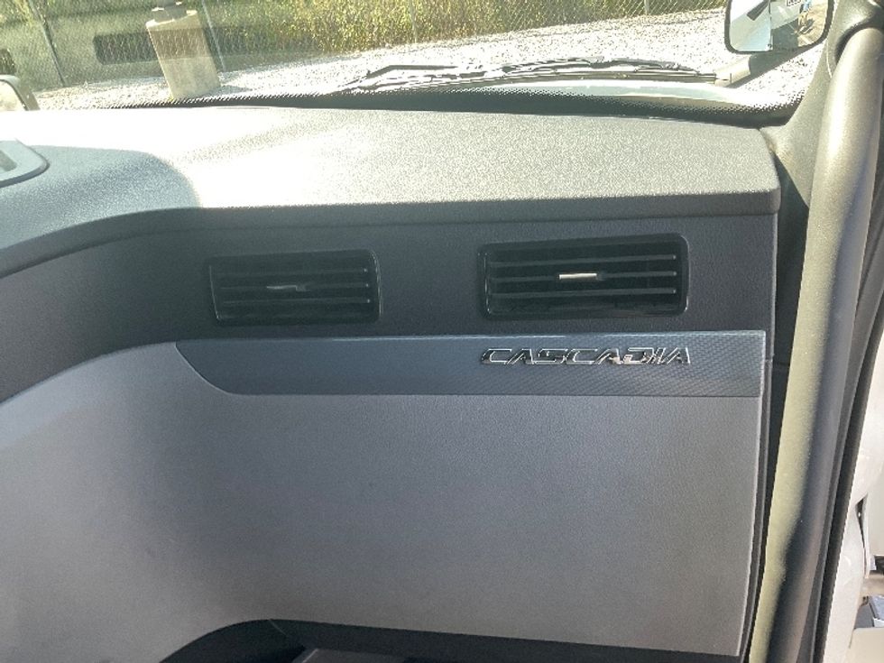 Sleeper Tractor-Heavy Duty Tractors-Freightliner-2022-T12664ST-La Vergne-TN-569,243\n\t\tmiles-$ 65,250 - Image 14