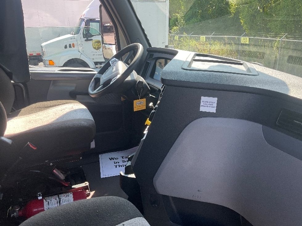 Sleeper Tractor-Heavy Duty Tractors-Freightliner-2022-T12664ST-La Vergne-TN-569,243\n\t\tmiles-$ 65,250 - Image 15