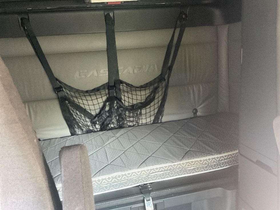 Sleeper Tractor-Heavy Duty Tractors-Freightliner-2022-T12664ST-La Vergne-TN-569,243\n\t\tmiles-$ 65,250 - Image 16