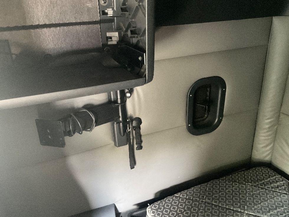 Sleeper Tractor-Heavy Duty Tractors-Freightliner-2022-T12664ST-La Vergne-TN-569,243\n\t\tmiles-$ 65,250 - Image 19