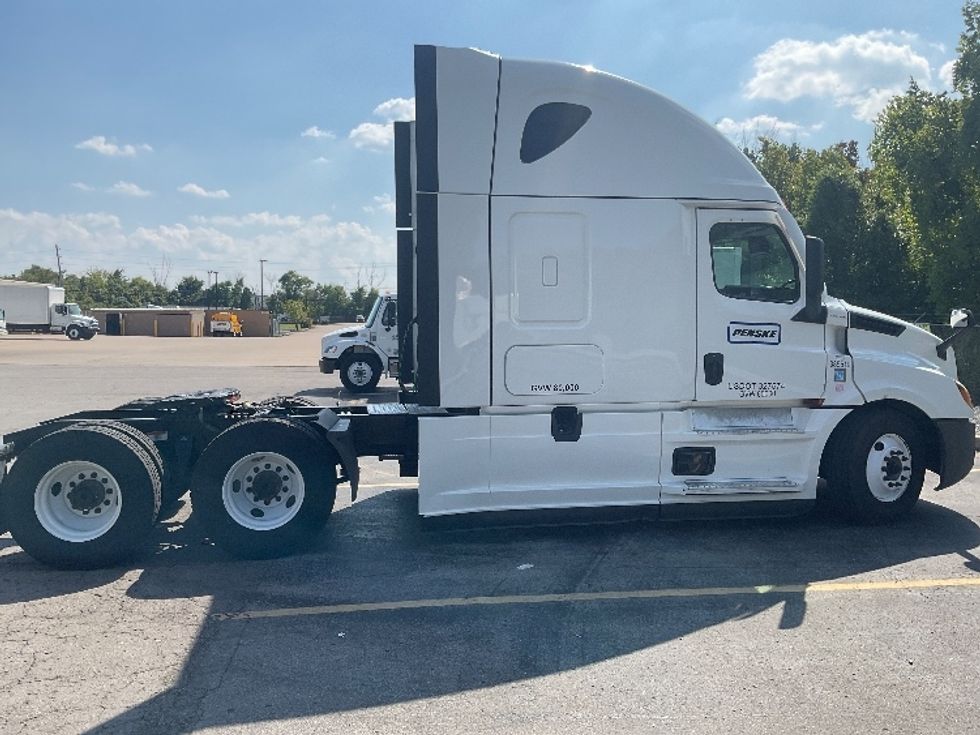 Sleeper Tractor-Heavy Duty Tractors-Freightliner-2022-T12664ST-La Vergne-TN-569,243\n\t\tmiles-$ 65,250 - Image 26
