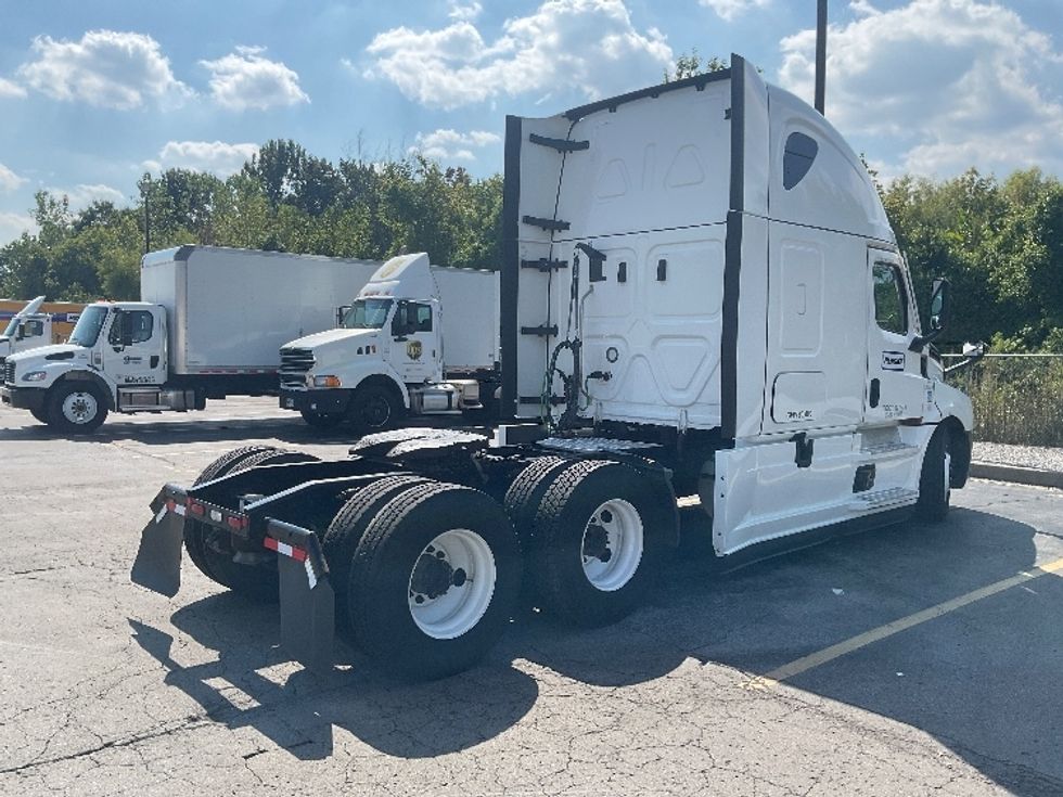 Sleeper Tractor-Heavy Duty Tractors-Freightliner-2022-T12664ST-La Vergne-TN-569,243\n\t\tmiles-$ 65,250 - Image 7