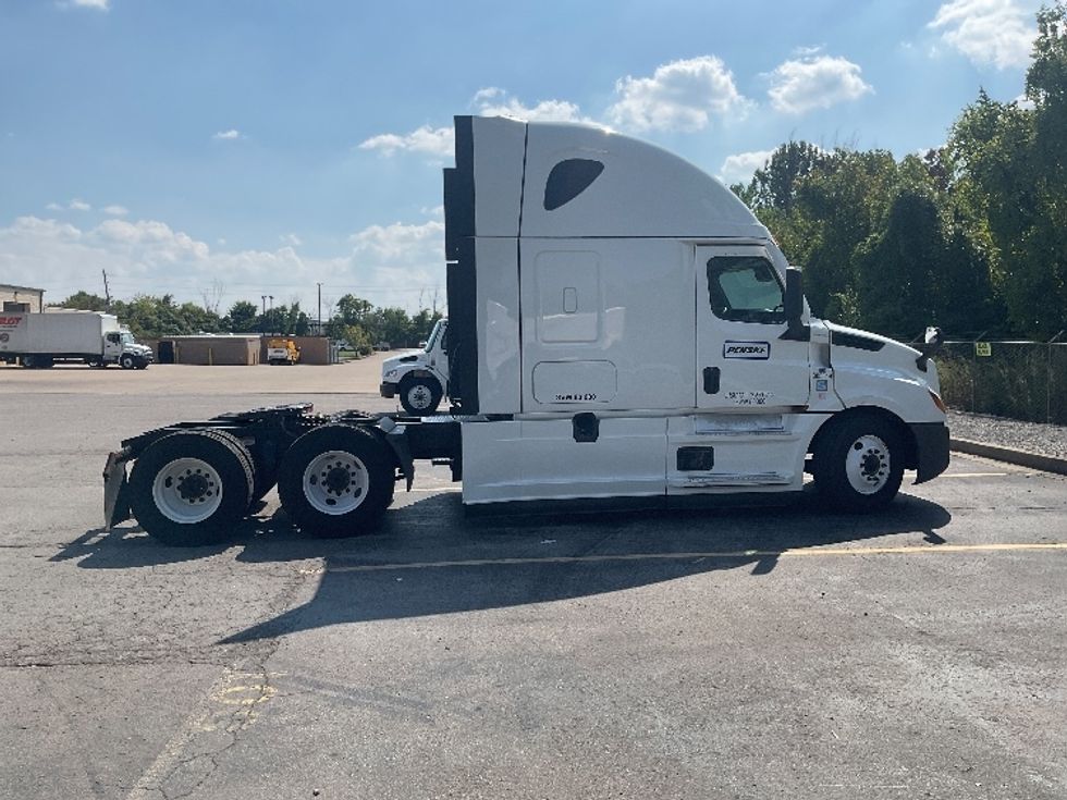 Sleeper Tractor-Heavy Duty Tractors-Freightliner-2022-T12664ST-La Vergne-TN-569,243\n\t\tmiles-$ 65,250 - Image 8