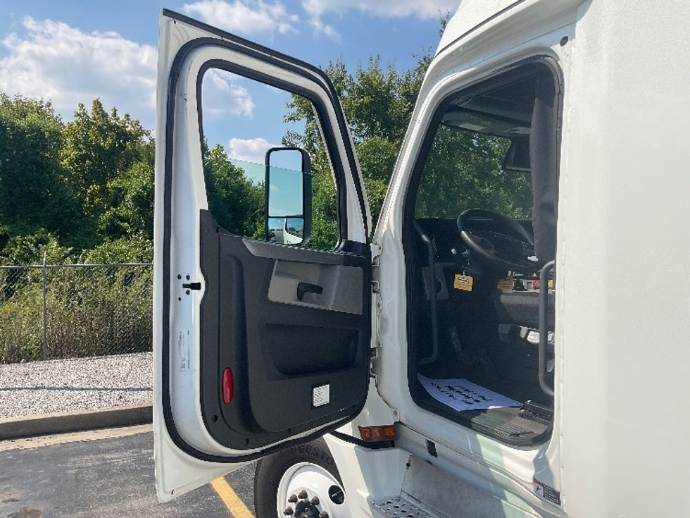 Sleeper Tractor-Heavy Duty Tractors-Freightliner-2022-T12664ST-La Vergne-TN-569,243\n\t\tmiles-$ 65,250 - Image 9