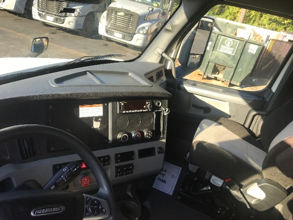 Sleeper Tractor-Heavy Duty Tractors-Freightliner-2022-T12664ST-Ladson-SC-371,394\n\t\tmiles-$ 83,250 - Image 10