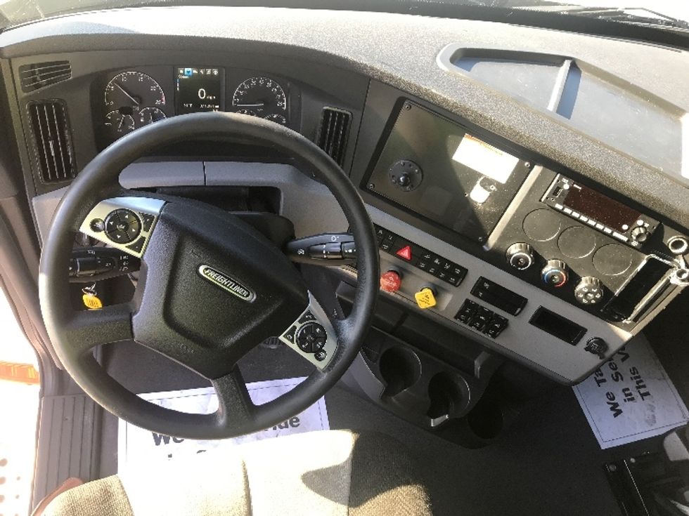 Sleeper Tractor-Heavy Duty Tractors-Freightliner-2022-T12664ST-Ladson-SC-371,394\n\t\tmiles-$ 83,250 - Image 11
