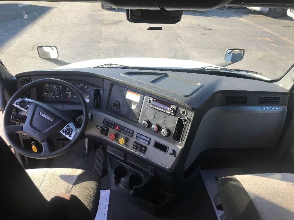 Sleeper Tractor-Heavy Duty Tractors-Freightliner-2022-T12664ST-Ladson-SC-371,394\n\t\tmiles-$ 83,250 - Image 12