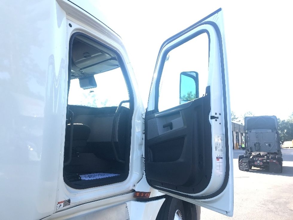 Sleeper Tractor-Heavy Duty Tractors-Freightliner-2022-T12664ST-Ladson-SC-371,394\n\t\tmiles-$ 83,250 - Image 13