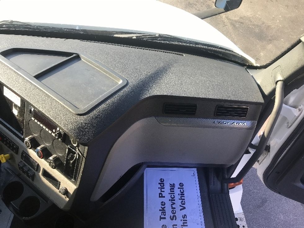 Sleeper Tractor-Heavy Duty Tractors-Freightliner-2022-T12664ST-Ladson-SC-371,394\n\t\tmiles-$ 83,250 - Image 14