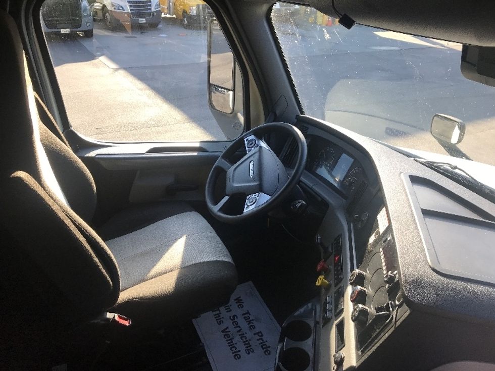 Sleeper Tractor-Heavy Duty Tractors-Freightliner-2022-T12664ST-Ladson-SC-371,394\n\t\tmiles-$ 83,250 - Image 15