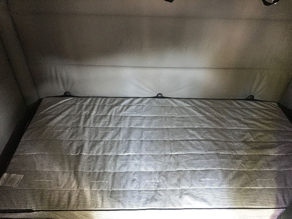 Sleeper Tractor-Heavy Duty Tractors-Freightliner-2022-T12664ST-Ladson-SC-371,394\n\t\tmiles-$ 83,250 - Image 17