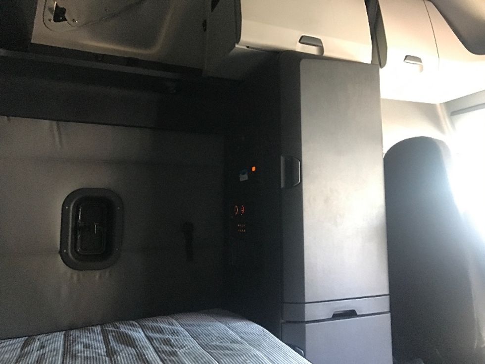 Sleeper Tractor-Heavy Duty Tractors-Freightliner-2022-T12664ST-Ladson-SC-371,394\n\t\tmiles-$ 83,250 - Image 18