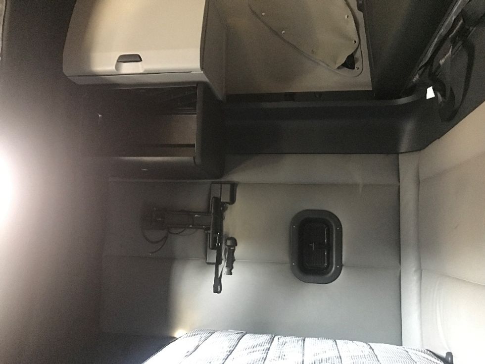 Sleeper Tractor-Heavy Duty Tractors-Freightliner-2022-T12664ST-Ladson-SC-371,394\n\t\tmiles-$ 83,250 - Image 19